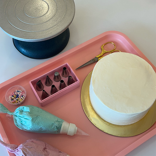 Activité de décoration d'un petit gâteau